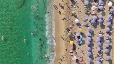 Akdeniz kıyı şeridi boyunca yaşanan hareketliliğe tanık olun. Mevsimler kristal berraklığında 4K ile dolup taşıyor..