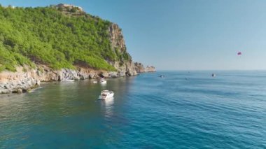 Seçkin yatlar, Akdeniz 'in görkemli 4K' sının tadını çıkarırken sahil zenginliğine tanık olun..
