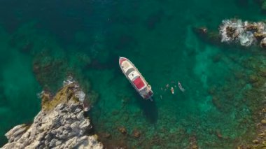 Lüks yatlarla Riviera 'ya geri çekiliyoruz. Çekici 4K' lık büyüleyici Akdeniz kıyı şeridi..