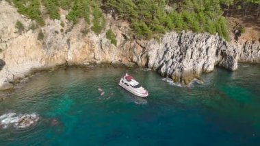 Karşınızda prestijli yatları olan Akdeniz büyüsü büyüleyici 4K ile masmavi kıyı şeridinde zarifçe geziniyor..