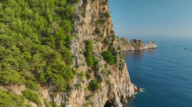 Akdeniz Rivierası 'nın manzaralı 4K' sı boyunca demirlemiş varlıklı yatlarla dolu bir sahil cennetinde teselli bul..