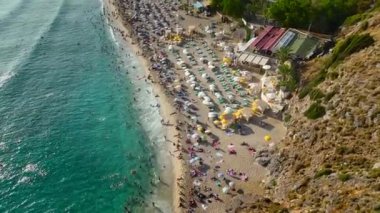 Hayat dolu Akdeniz sahilleri büyüleyici 4K ile yakalanan mutlu bir yaz inzivası sunuyor..