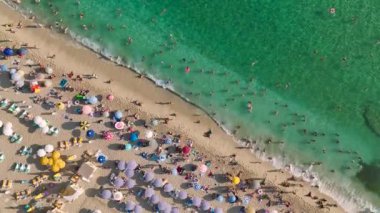 Akdeniz sahillerinin hareketlilikle canlandığı yaz manzarasına tanık olun. Muhteşem 4K 'da görülecek bir manzara..