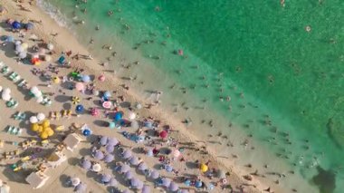 Heyecanın dinamik 4K 'da sınır tanımadığı Akdeniz sahillerindeki yaz şenliklerine katılın..