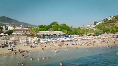 Her anın canlı 4K ile çekildiği Akdeniz kıyı şeridi boyunca uzanan yazın mutluluğunu gözler önüne sermek..