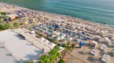 Neşeyle dolup taşan Akdeniz kıyısı büyüleyici 4K 'da yakalanan mutlu bir yaz tatili sunuyor..