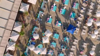 Akdeniz kıyısına bakan büyüleyici 4K 'lık bir yaz terasının güzelliğini gözler önüne sermek..