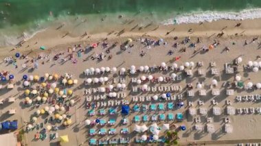 Akdeniz manzaralı ve nefes kesici 4K manzaralı bir sahil restoranının yaz terasında huzur kendini gösteriyor..