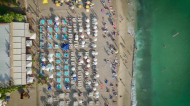 Akdeniz kıyısında bir deniz kenarı cennetine kaçın. Bu büyüleyici 4K hava manzarası ile birlikte..