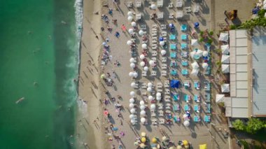 Bir sahil restoranında, büyüleyici 4K ile yakalanan bir yazlık teras vahasının keyifli atmosferinin keyfini çıkarın..