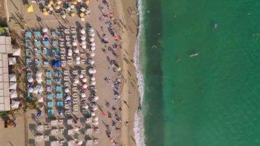 Akdeniz kıyısındaki bir sahil lokantasında, büyüleyici 4K 'da ortaya çıkan bir yaz terası inzivasının büyüsünü keşfedin..