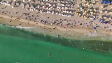 Akdeniz kıyısındaki bir sahil restoranındaki bir yazlık teras vahasının cennetini büyüleyici bir şekilde aç..