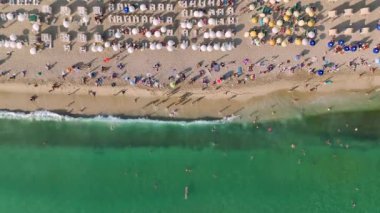 4K 'da yakalanmış, Akdeniz kıyısındaki bir terasın karizmatik cazibesini yaşıyor..