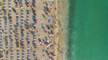 Deniz kenarındaki bir kaçamağa binin. Güneşin battığı bir yere. Sizi yaz zevklerine davet ediyor, nefes kesici 4K ile..