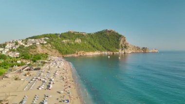 Kızlar 4K 'de Akdeniz macerasına yelken açarken bir dans macerasına atlayın..