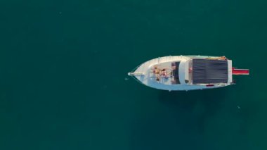 4K 'da bir yatta düzenlenen Akdeniz suaresine ev sahipliği yapan kızlar gibi dans senfonisini deneyin..