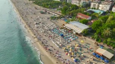 Akdeniz kıyısındaki bir sahil restoranındaki bir yazlık teras vahasının cennetini büyüleyici bir şekilde aç..