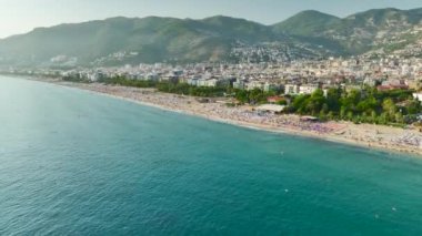 Kızlar 4K 'de bir yatta deniz senfonisi çalarken bir dans fantezisi yaşayın..