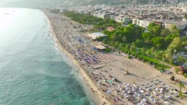 Alanyas 'ın beyaz kumları üzerinde büyüleyici 4K yaz mutluluğunu deneyimleyin..