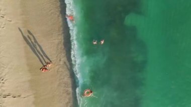 4K 'daki mutlu yaz aylarında Alanyas' ın beyaz sahillerinde huzur keşfedin..