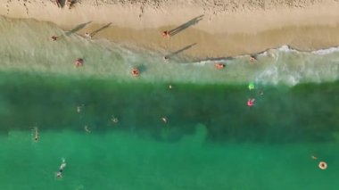 4K 'da yakalanan Alanya beyaz kumlarında yaz tatili ile tanışın..