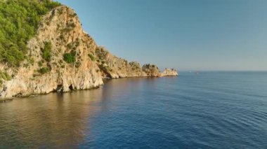 Alanya 'da denizin ortasında nefes kesici 4K ile yakalanmış bir dağ gibi merak uyandıran doğaları keşfedin..