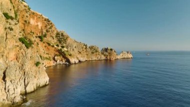 Alanya kıyılarının ihtişamını, deniz tarafından kucaklanan bir dağla 4K büyüleyici bir şekilde yaşayın..