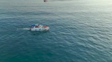 Konukların büyüleyici deniz manzaralı canlı bir partinin tadını çıkardıkları bir yatta enerjik bir atmosfer..