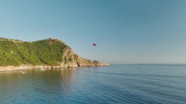 Deniz paraşütünün heyecanını, göz kamaştırıcı, gök mavisi Akdeniz 'in üzerinde yakalayın..