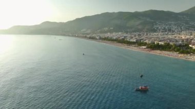 Yüksek hızlı yarış yatları, gök mavisi sulara karşı üstünlük için yarışıyor..