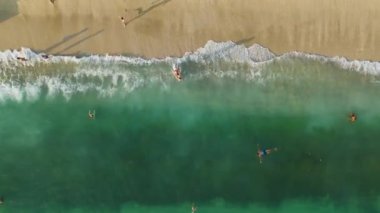 Hava görüntüleri, Akdeniz açıklarındaki canlı sahil partilerinin canlı atmosferini yakalıyor..