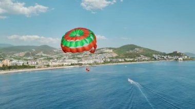 Akşamın dinginliğini hisset, gün batımının çarpıcı renginde paraşütle atlamak Akdeniz 'de, 4K' da yakalanan her an.