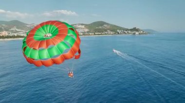 Alacakaranlık uçuşuna katıl, batan güneşle birlikte Akdeniz üzerinde bir deniz macerasında süzül, kıtır kıtır 4K.