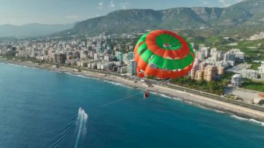 Akşam paraşütü sırasında pembe gökyüzünde süzülen Akdeniz, günbatımı renkleriyle yıkandı ve 4K 'da güzelce sergilendi..