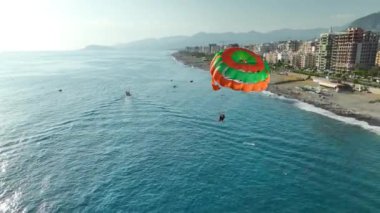 Parasail gün batımına doğru, sakinleştirici Akdeniz 'in üzerinde süzülüyor, sahne 4K' da barış ve maceranın mükemmel bir karışımı..