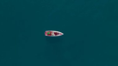 Deniz paraşütlü bir teknenin süzülüşünü ve yelkenli yelkenlisini seyredin. Rüzgarda dalgalanan paraşüt 4K 'da dinamik bir şekilde ele geçirildi..