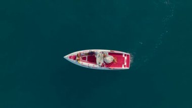 Açık sularda deniz paraşütü yapan bir tekneyle su sporları heyecanına dalmak, yüksek çözünürlüklü 4K renk ve eğlence patlaması..