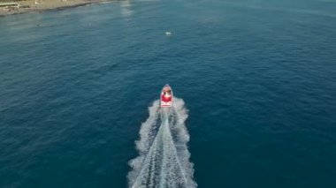 Denizcilik macerasına yelken aç. Paraşütle atlayan bir tekneyle dalgaların üzerinde dolaş. Her anı canlı 4K ile yakala..