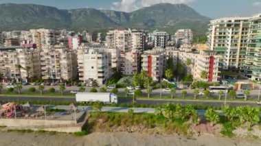 Geleceğin gökdelenlerinin şekillenmeye başladığı rıhtımdaki bir inşaat alanının üzerinden uç, hepsi 4K 'da güzelce yakalandı..