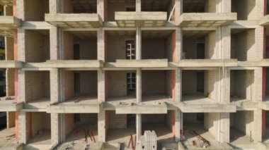 Denizin modern mimariyle buluştuğu, canlı 4K ile çekilen bir kıyı şantiyesinde yeni gelişmelere tanık oluyoruz..