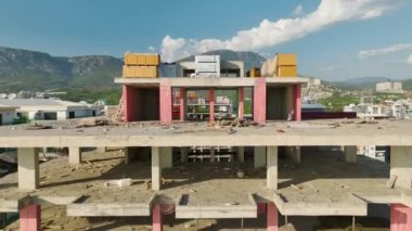 Rıhtımdaki bir inşaat sahasındaki kıyı ufuk çizgisinin şekline bakın, 4K 'da vinçler ve yapılar manzarayı dolduruyor..