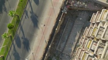 Kumun çelik ve betonla buluştuğu, dinamik bir şekilde 4K 'da yakalandığı, kumsalın hemen yanında yeni bir topluluk kuracağız..