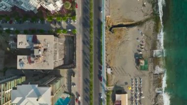 Kıyı şeridi yapılarının yükselişini izle, gelgite karşı inşa et, her bir ışın ve cıvata, ayrıntılı 4K 'da gösterilen geleceği güvence altına alır..