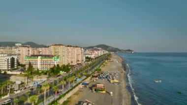 Seçkin kıyı konutları olan bir Akdeniz cennetine dalarız. Her ev lüks bir yerdir ve 4K 'da yakalanır..