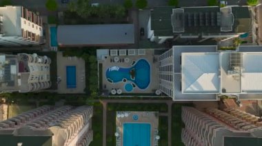 Şatafatlı sahil kenarlarını kazın. Suyun kenarında lüks içinde yaşayın. Hiçbir sınır tanımayan yerlerde 4K sergilenir..