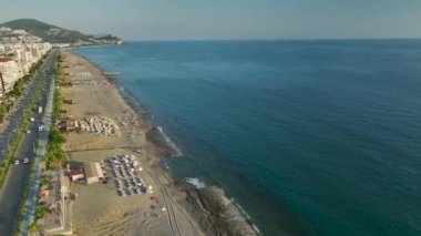 Seçkin enklavların, Akdeniz kıyısındaki seçkin konutların üzerinden uç. Yaşamın bir sanat olduğu, 4K 'da ele geçirilmiş..