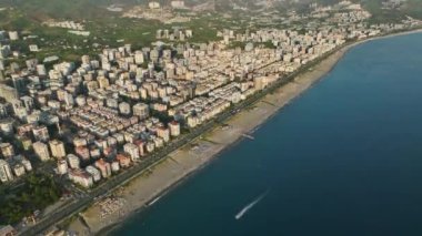 Alanya 'da Mahmutlar' ı keşfetmek, kentsel yaşamın görkemli Taurus Dağları ile buluştuğu yerde, güzel bir çerçeveyle 4K manzaralı..