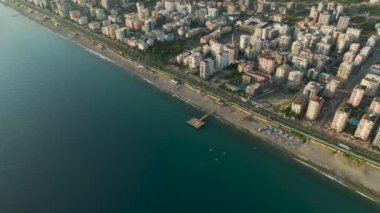 Mahmutlar 'ın mükemmel uyumuna hayran kaldım Taurus Dağları' nın engebeli zeminine karşı ufuk çizgisi, hepsi çarpıcı 4K detaylarıyla..