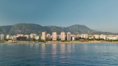 Mahmutlar 'ın zıt manzaralarını keşfedin, bir kıyı metropolünün engebeli tepelerle buluştuğu, 4K' da güzelce yakalandığı..