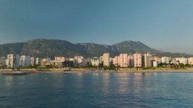 Alanya 'nın Mahmutlar bölgesine bakın, doğal olarak 4K' da çekilen çarpıcı coğrafya, Taurus Dağları tarafından çerçevelenmiştir..